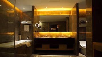 Business Suite | Bathroom | Separate tub and shower, free toiletries, hair dryer, slippers
