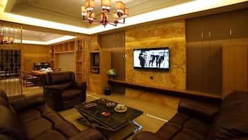 Presidential Suite | In-room safe, desk, blackout drapes, soundproofing