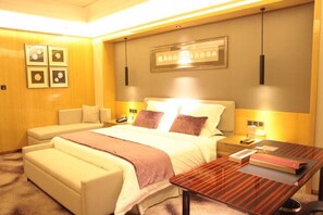 Deluxe Double Room | Peti besi dalam bilik, meja, langsir/tirai gelap terus, kalis bunyi 