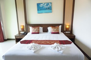 Habitación superior | Caja de seguridad en la habitación, escritorio y cortinas blackout