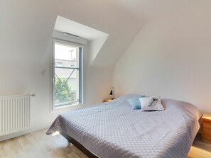 4 chambres, fer et planche à repasser, lit de bébé portatif