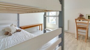 A bunk bed room with a wooden bench and a chair. - Beautiful private villa for 8 guests with WIFI, TV, terrace and pets allowed (Port Blanc)