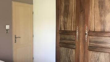 Kamar Double (Renaud) | Didekorasi berbeda-beda dan dilengkapi dengan perabotan berbeda-beda