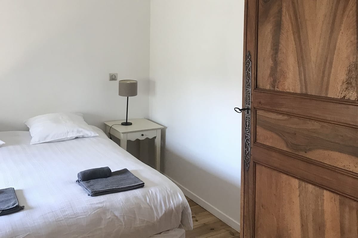 Tweepersoonskamer (Annaelle) | Een bureau, een strijkplank/strijkijzer, gratis babybedden, gratis wifi