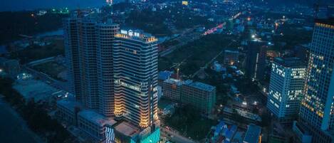 Vista frontal de la propiedad por la tarde o noche
