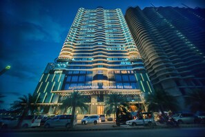 Voorkant accommodatie - avond/nacht