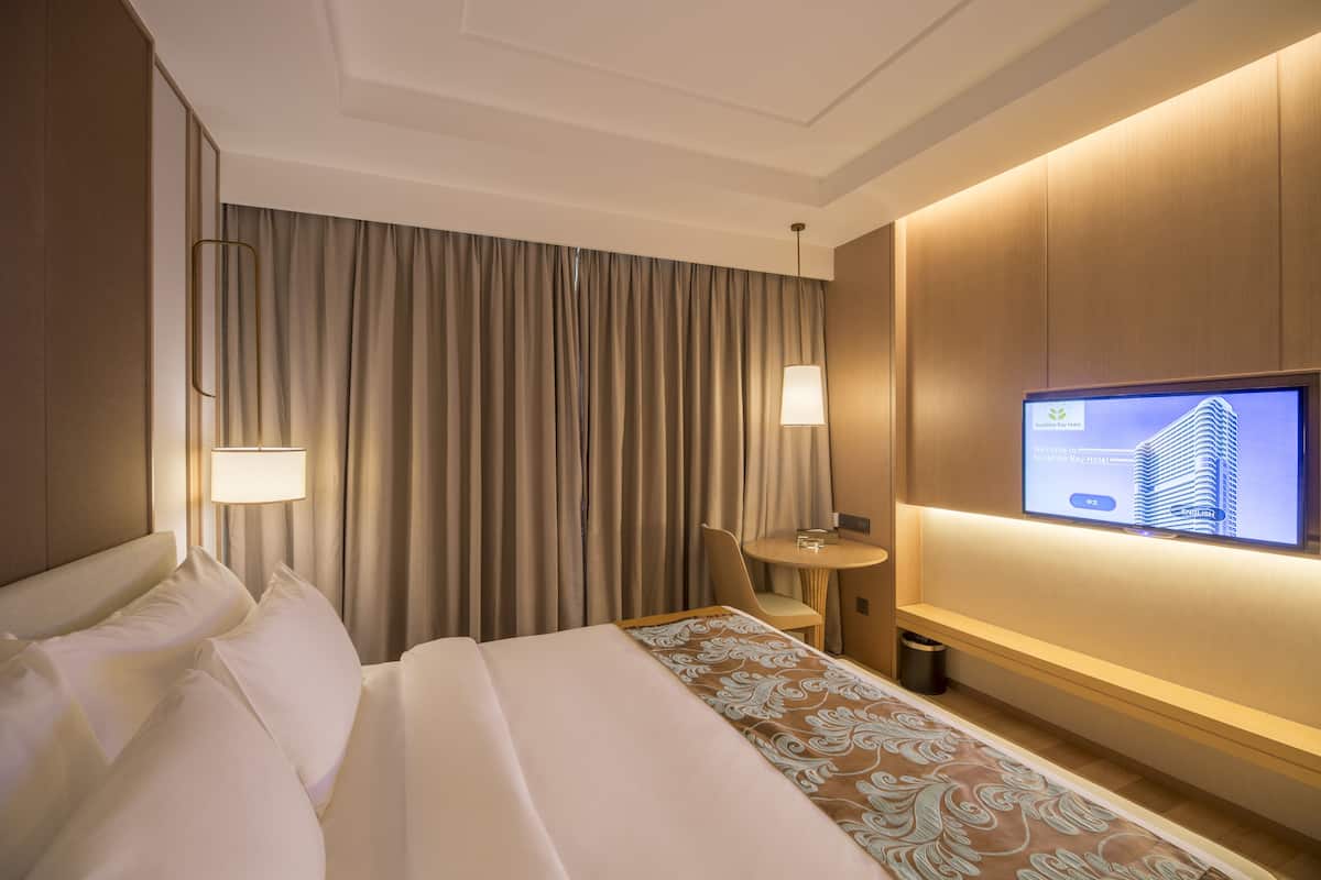 Roupas de cama premium, frigobar, cofres nos quartos, escrivaninha