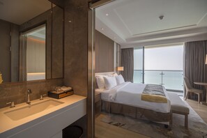Seprai premium, minibar, brankas, dan meja kerja