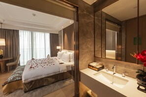 Een bad/douchecombinatie, een regendouche, gratis toiletartikelen