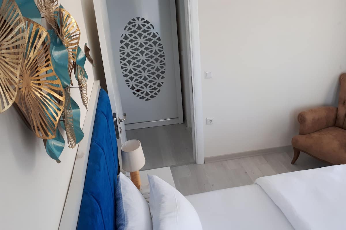 1 غرفة نوم وميني بار وخزنة داخل الغرفة ومكتب