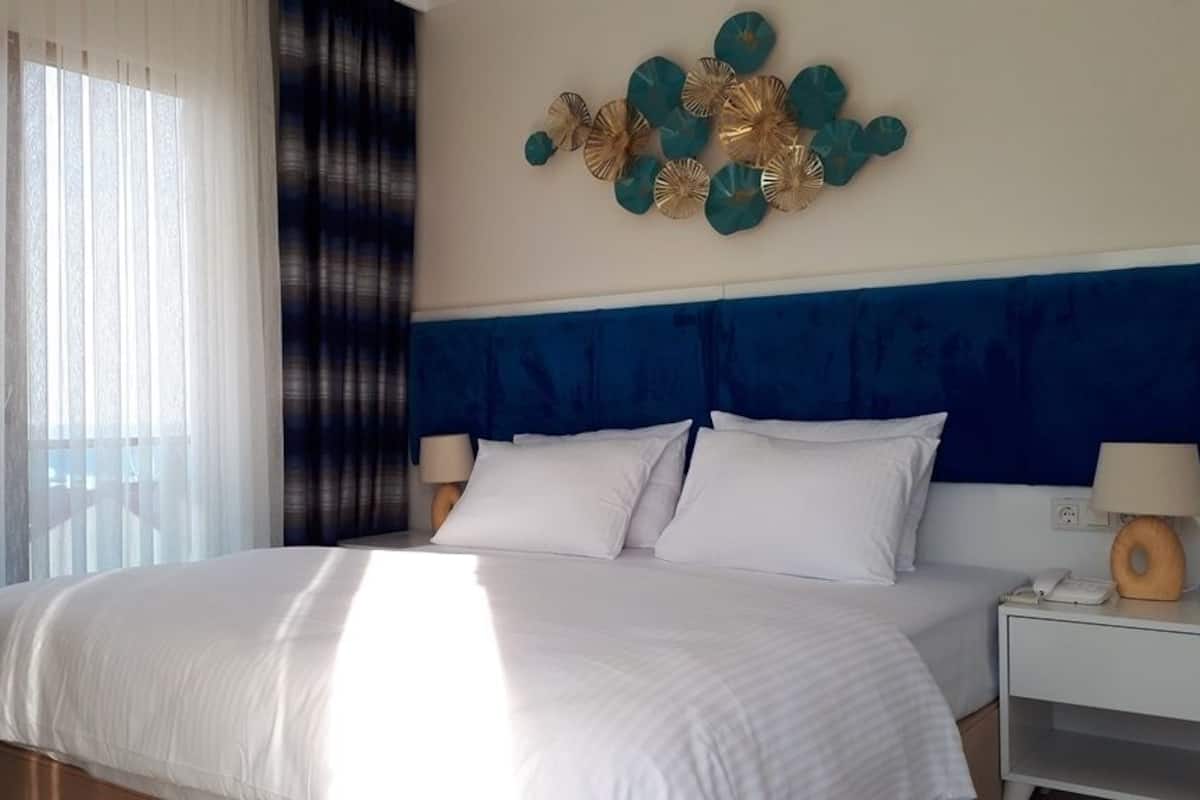 1 غرفة نوم وميني بار وخزنة داخل الغرفة ومكتب