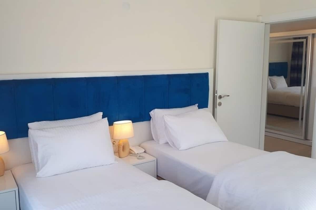 1 غرفة نوم وميني بار وخزنة داخل الغرفة ومكتب