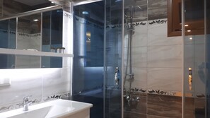 Suite, Balcony, Garden View | Bathroom | Shower, free toiletries, hair dryer, slippers - Mavili Suites (Trabzon)