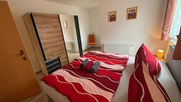 2 bedrooms, travel crib, WiFi