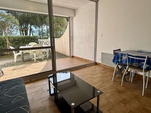 TV - Cozy studio cabin with terrace and direct beach access, Argelès-sur-Mer (Argelès-sur-Mer)