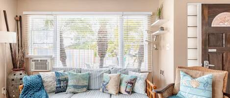 Una televisión, una chimenea, un reproductor de DVD, libros