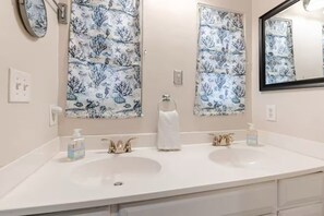 Combined shower/bathtub, hair dryer, towels, soap