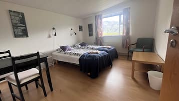 Chambre Ăconomique Double ou avec lits jumeaux, salle de bains commune | Rideaux occultants, lits bĂ©bĂ© (gratuits), Wi-Fi gratuit, draps fournis