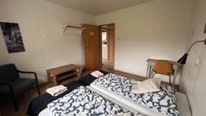 Cortinas blackout, cunas gratuitas, wifi gratis y ropa de cama