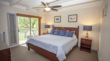 2 soverom, skrivebord, strykejern/-brett og reiseseng for barn