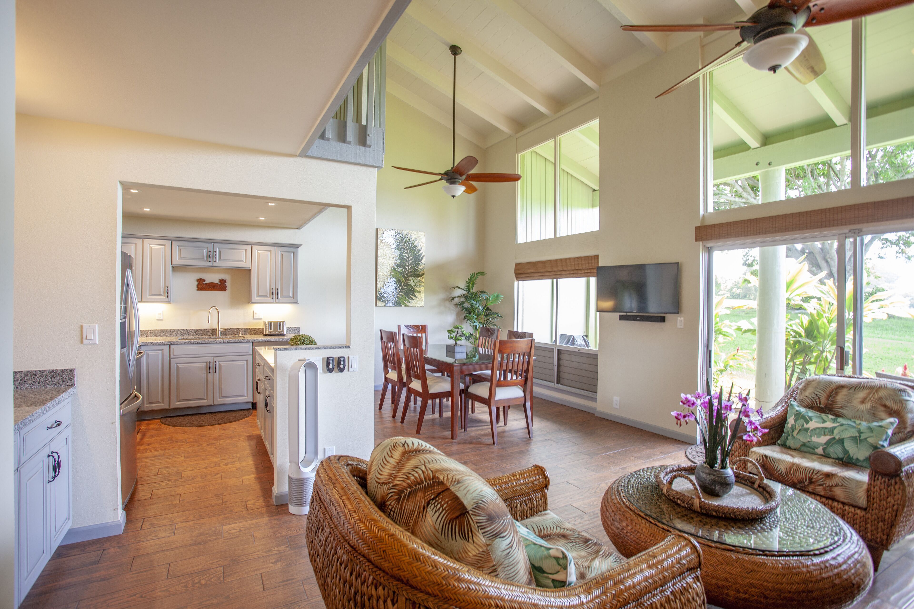 Smart TV, libros y estéreo 