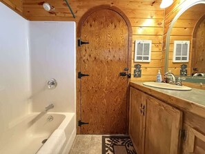 Combined shower/tub, hair dryer, towels