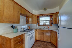 Kjøleskap, mikrobølgeovn, ovn og kokeplater