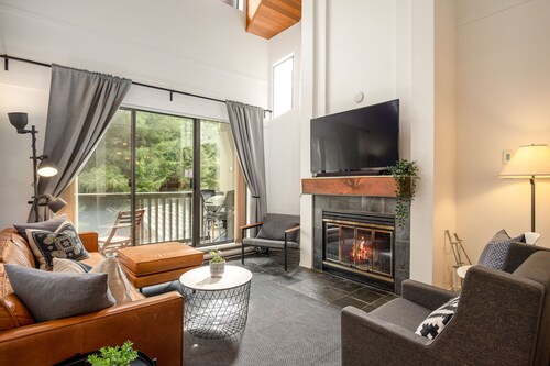 2BR + Den | Gables | Dog Friendly | Near Both Mountains | Wood Burning Fireplace | Free Parking
