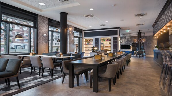 Petit déjeuner buffet (19.00 EUR par personne)