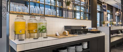 TĂ€gliches FrĂŒhstĂŒcksbuffet (19.00 EUR pro Person)