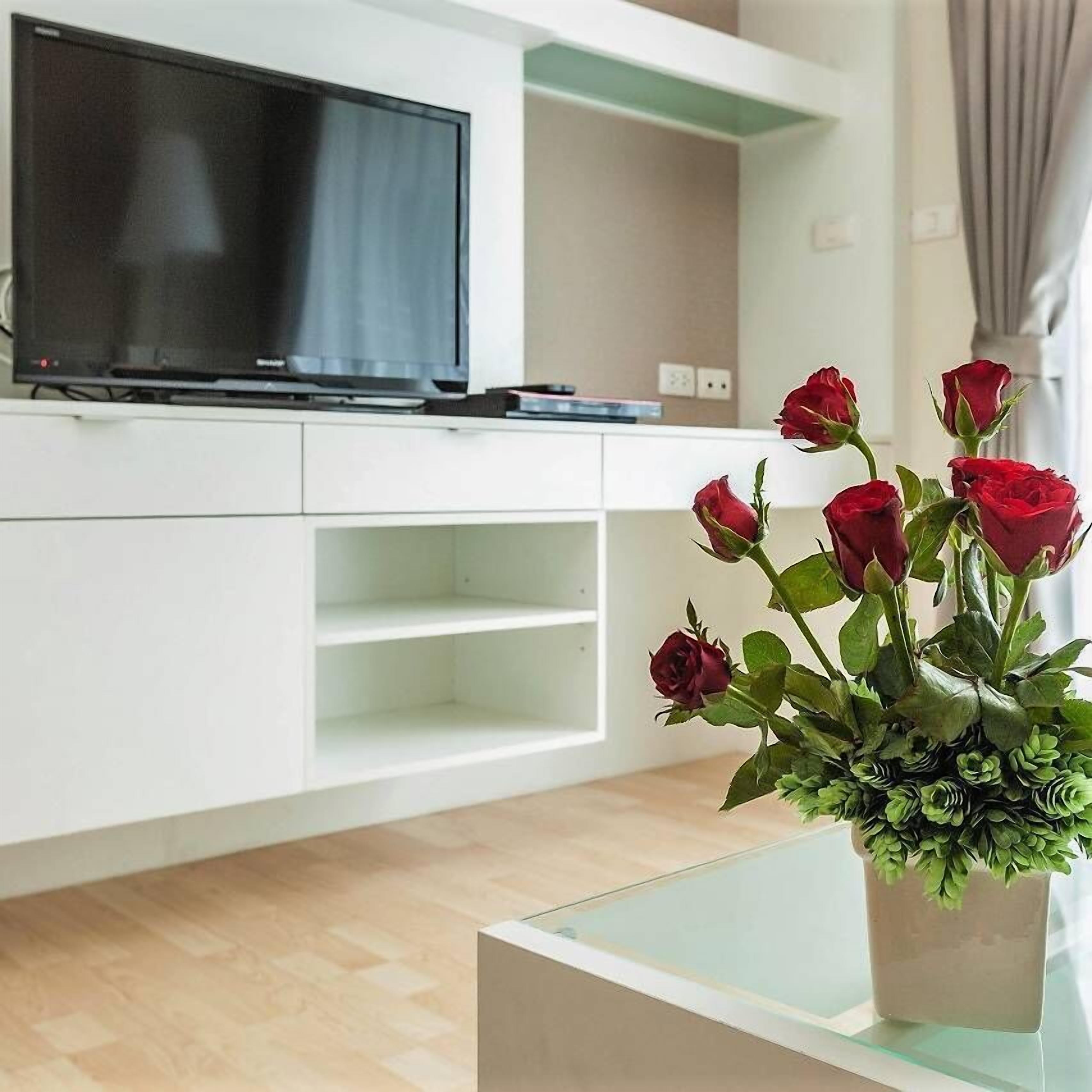 1 Bedroom with kitchenette | Living area | Flat-screen TV
