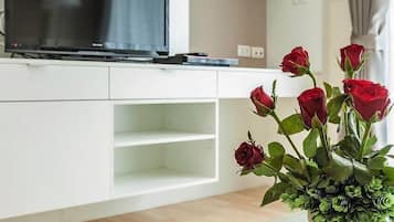 1 Bedroom with kitchenette | Living area | Flat-screen TV