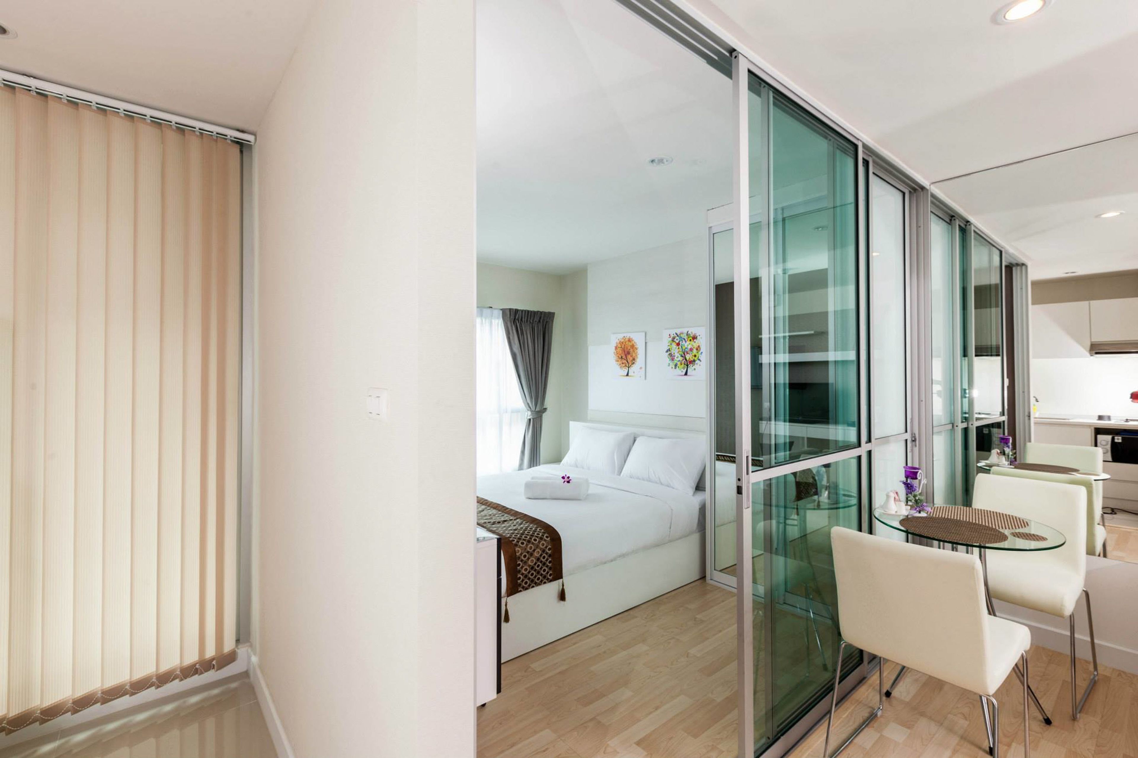 Convertible Studio with kitchenette | 1 bedroom, in-room safe, blackout drapes, iron/ironing board