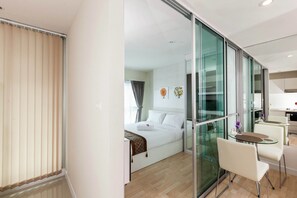 Convertible Studio with kitchenette | 1 多间卧室、客房内保险箱、遮光窗帘、熨斗/熨衣板