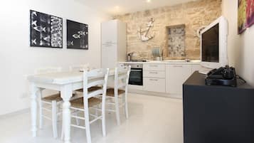 Deluxe-Apartment | Essbereich im Zimmer