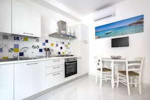 Superior Apartment | Private kitchen | Full-sized fridge, oven, stovetop, espresso maker - Marina Domus (Ragusa)