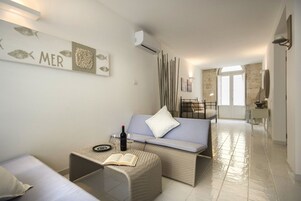 Deluxe Apartment | Living area | Flat-screen TV