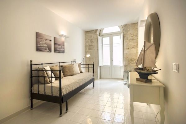 Deluxe Apart Daire | Oturma alanı | Düz ekran televizyon