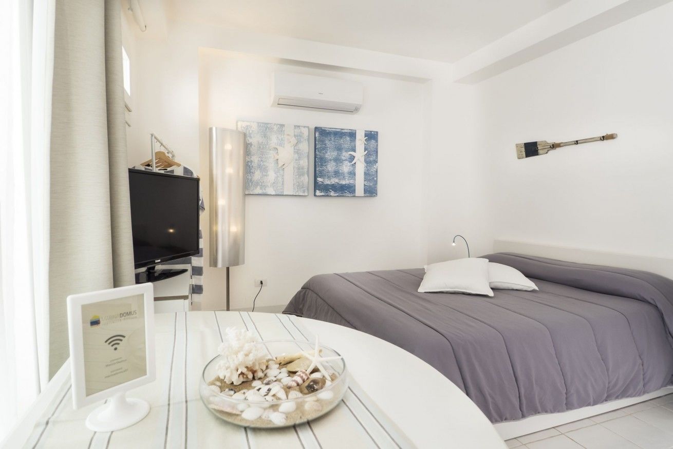 بديكورات فريدة لكل غرفة وطراز فريد لكل وحدة ومكتب ومكواة/لوح كي