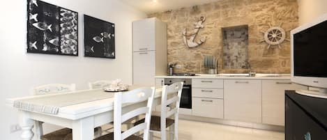 Deluxe Apartment | In-room dining