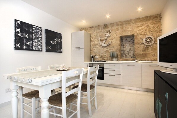 Deluxe Apartment | In-room dining