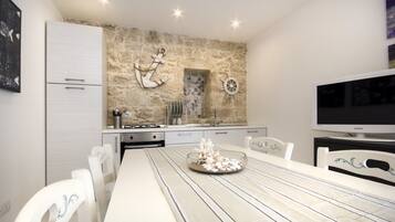 Deluxe Apartment | In-room dining