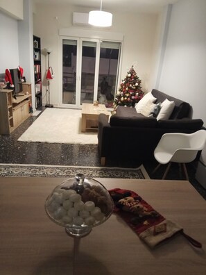 高级公寓, 2 间卧室, 可进入俱乐部酒廊, 公园景观 | 起居区 | 平板电视、电脑