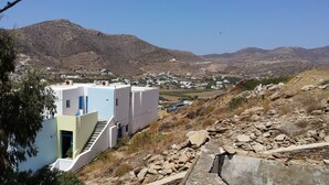 Un bâtiment moderne doté d’un escalier et offrant une vue sur un village en arrière-plan.