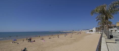 Una spiaggia nelle vicinanze