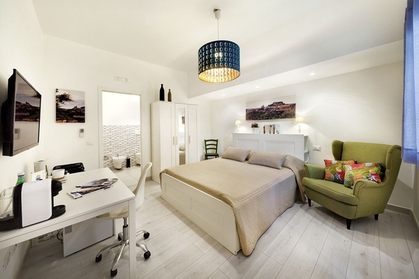 Tek Büyük Yataklı Oda | Ayrı ayrı dekore edilmiş, ayrı ayrı döşenmiş, masa, ütü/ütü masası