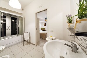 Chambre Double | Salle de bain | Ensemble douche/baignoire, baignoire Ă jets