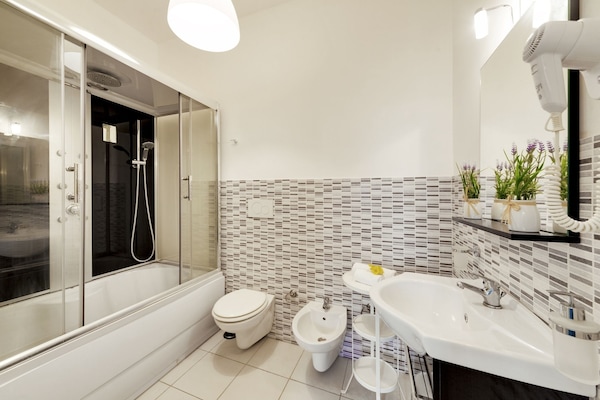 Tek Büyük Yataklı Oda | Banyo | Duş/küvet kombinasyonu, jakuzi, ücretsiz banyo/kozmetik ürünleri