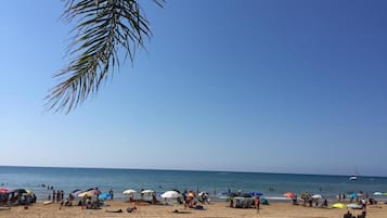Una spiaggia nelle vicinanze