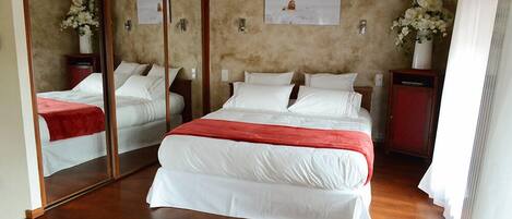 Double Room (Orchidée) | Desk, free WiFi, bed sheets